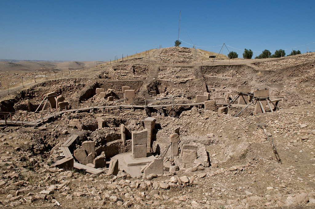 Svatyně v centru městečka. Göbekli Tepe, 9. tisíciletí před n. l. nebo i o něco starší. Kredit: Teomancimit, Wikimedia Commons.