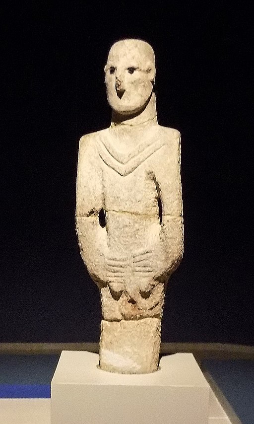 Socha muže, kámen, 180 cm. Bal?kl?göl, cca 9000 let před n. l. nebo o něco dříve. Şanl?urfa Museum. Kredit: Cobija, Wikimedia Commons.