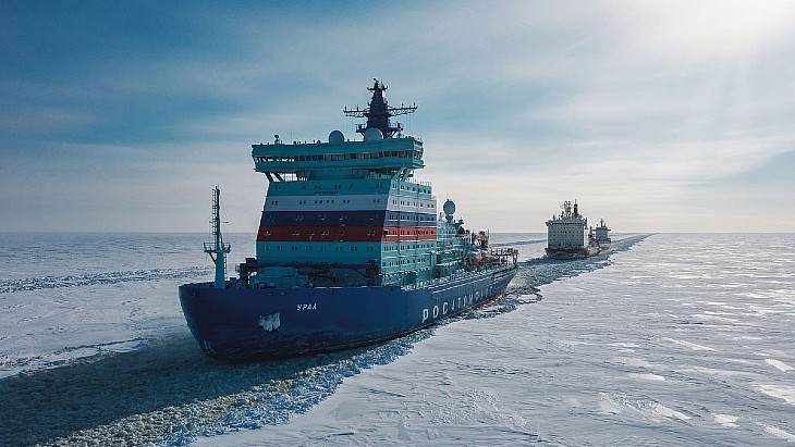 Atomový ledoborec třídy 22220 Ural během plavby Severní mořskou cestou (zdroj Rosatom).