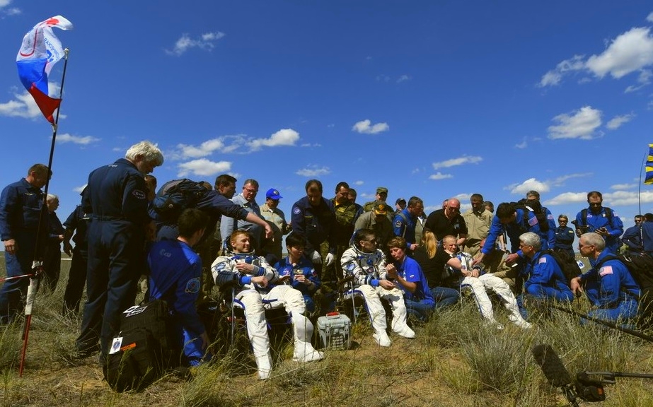 Po návrate z dlhších pobytov je chôdza problémom – aj Tim Peake,  Tim Kopra a Jurij Malenčenko trávili prvé chvíle na Zemi po pristáti ich Sojuzu posediačky. Kredit: Image, thehumanion.com.