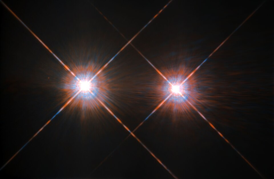 Mnohem méně extrémní dvojhvězda pro ilustraci. Kredit: ESA/Hubble & NASA, Wikimedia Commons, CC BY-SA 4.0.
