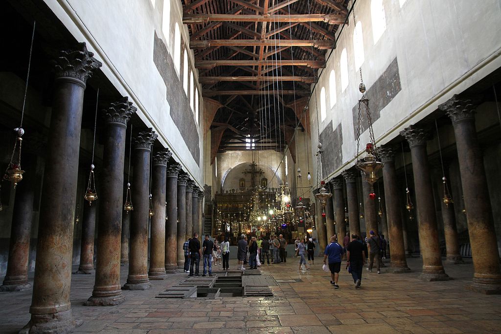 Bazilika blízko jeskyněk v Betlémě, 4. až 6. století a pozdější dostavby. Kredit: 7777777kz, Wikimedia Commons.