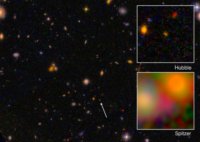 Galaxie EGSY8p7 vÂ HubbleovÄ› a SpitzerovÄ› vesmĂ­rnĂ©m dalekohledu. Kredit: I LabbĂ© (Leiden University), NASA/ESA/JPL-Caltech.