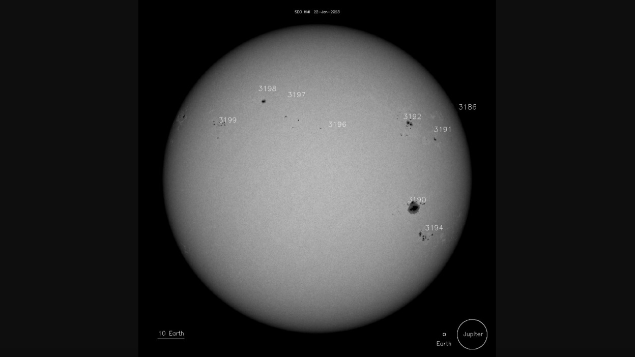 V levé části snímku skvrny AR3192 a AR3190. Kredit: NASA Solar and Heliospheric Observatory.