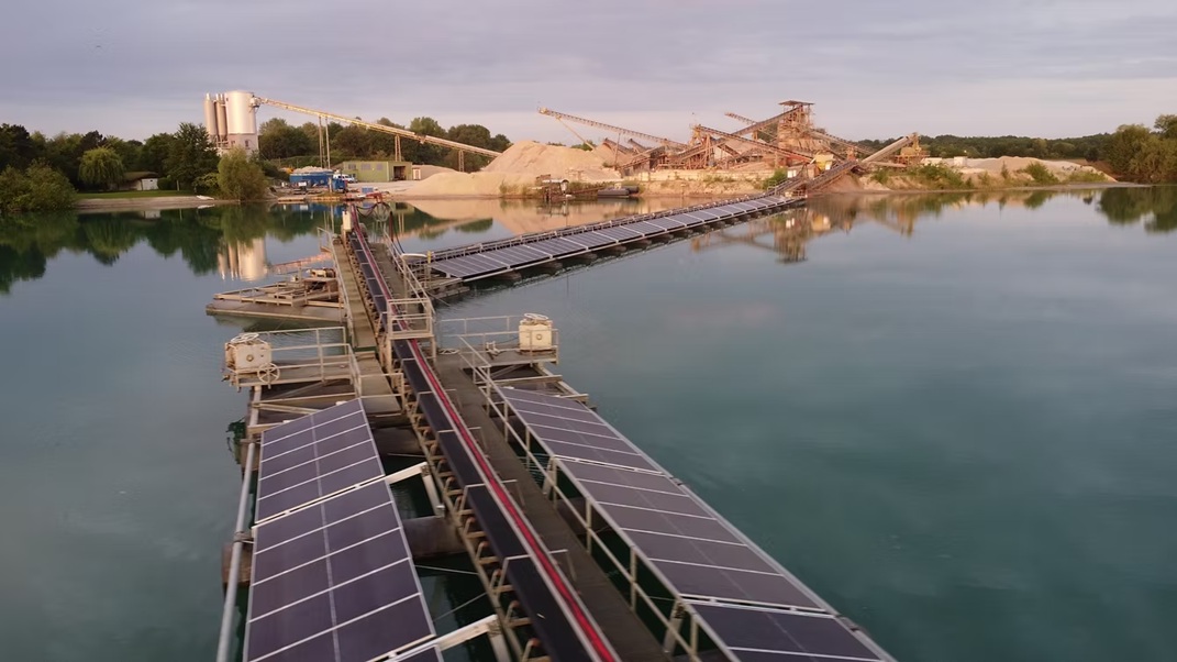 Solární moduly kolem běžícího pásu. Kredit: SINN Power.