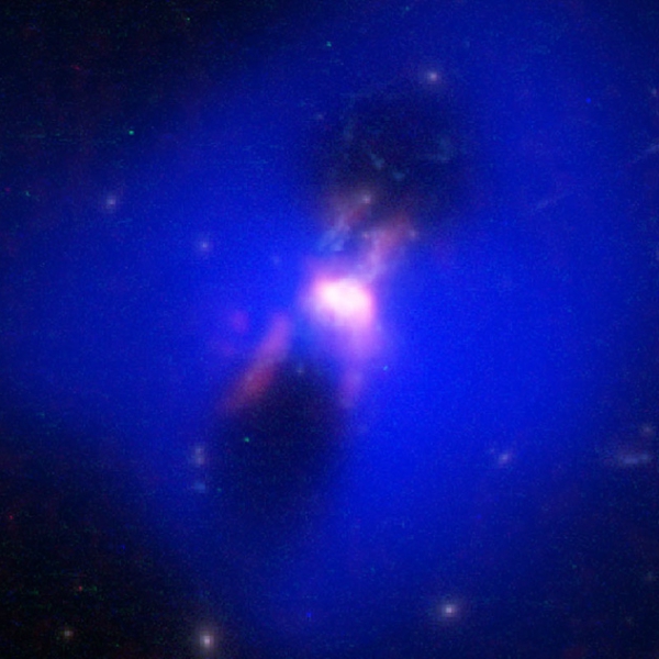 Složený snímek černé díry kupy Fénix. Červeně chladný plyn. Kredit: ALMA (ESO/NAOJ/NRAO) H.Russell, et al.; NASA/ESA Hubble; NASA/CXC/MIT/M.McDonald et al.; B. Saxton (NRAO/AUI/NSF).