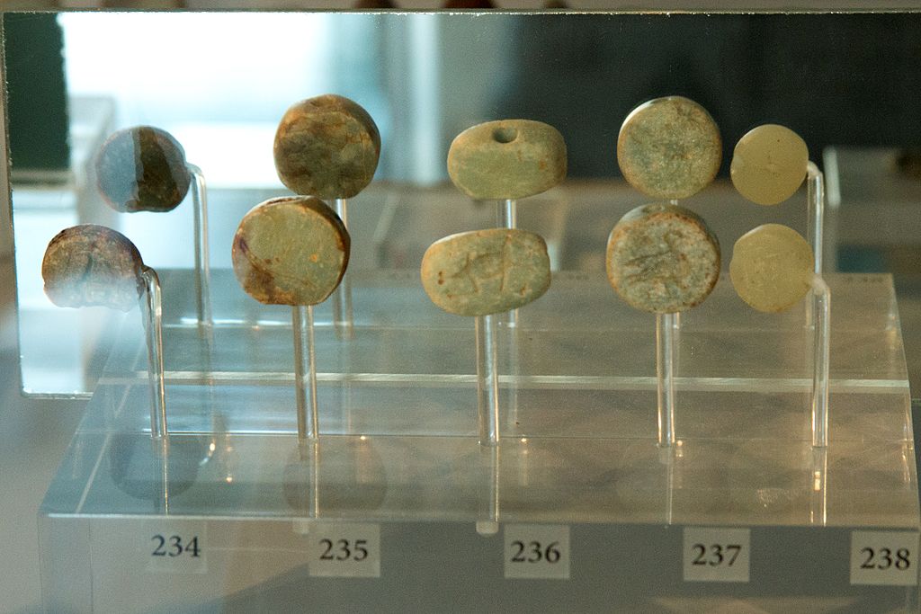 Kamenná pečetítka, některá k zavěšení. Geometrická a archaická doba, 800-600 před n. l. Archeologické muzeum u Ag. Andreas na Sifnu. Kredit: Zde, Wikimedia Commons. Licence CC 4.0.