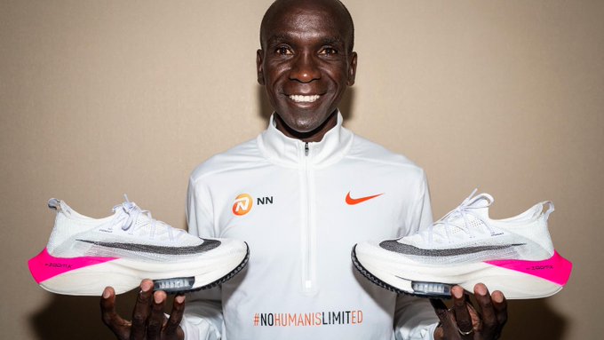 Eliud Kipchoge s použitými běžeckými botami Nike