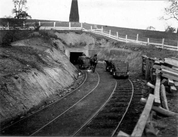 Důl společnosti Bowman v Pensylvánii (1904). Kredit: US federal gov. / Wikimedia Commons.