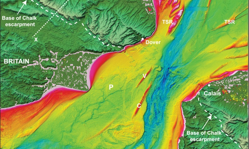 Batymetrická mapa (vzniklá měřením hloubky moře) ukazuje výraznou prohlubeň táhnoucí se středem úžiny. Je lemována skalním hřebenem jak v jižní Británii, tak severní Francii. V minulosti byl jednolitý. Kredit: Imperial College London