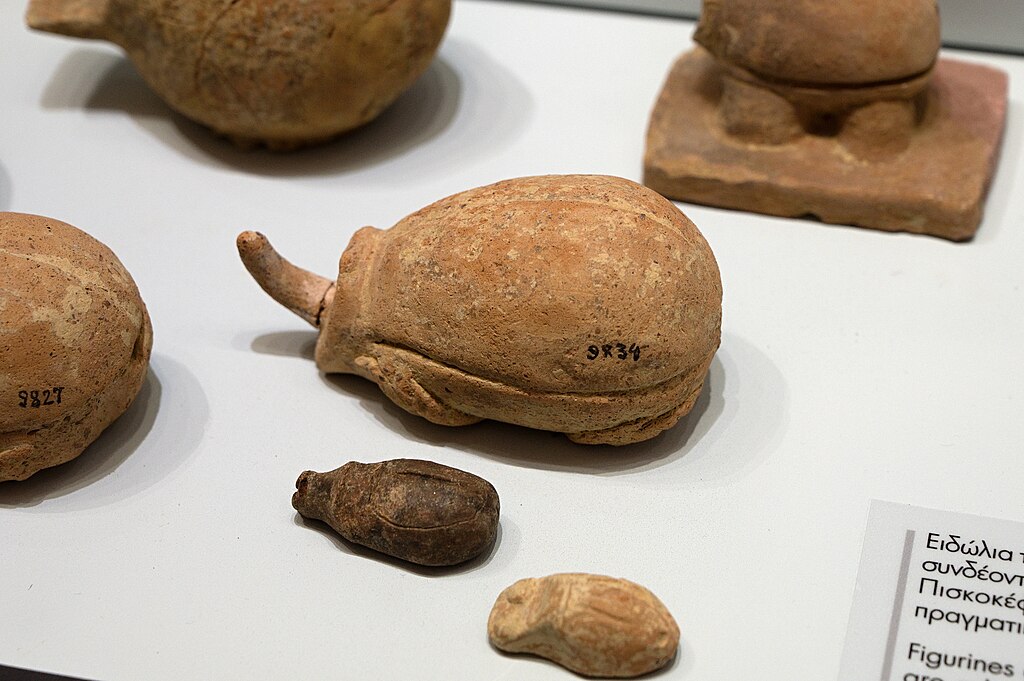 Figurky nosorožíků (rod Oryctes). Piskokefalo, 1650-1500 před n. l. Archeologické muzeum v Irakliu. Kredit: Zde, Wikimedia Commons. Licence CC 4.0.