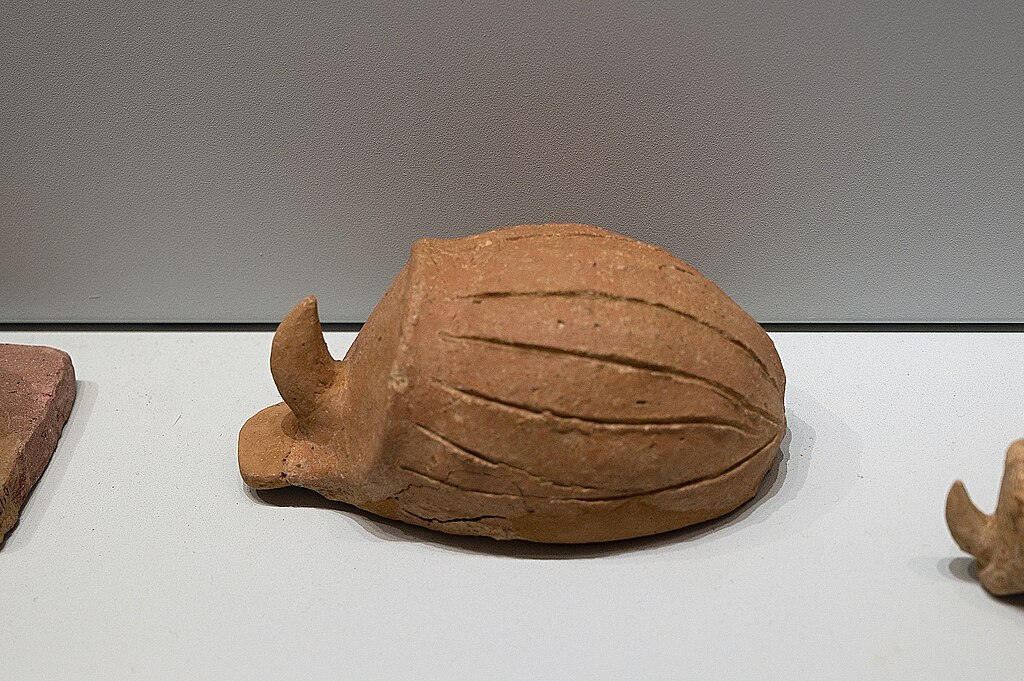 Figurky nosorožíků (rod Oryctes). Piskokefalo, 1650-1500 před n. l. Archeologické muzeum v Irakliu. Kredit: Zde, Wikimedia Commons. Licence CC 4.0.