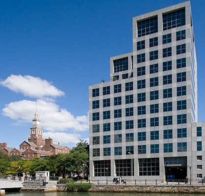 Jedna z budov Brown university. Univerzita je soukromou institucí se sídlem ve městě Providence (stát Rhode Island). V Americe je velmi populární, neboť patří do prestižního uskupení přezdívaného Břečťanová liga. Foto kredit: Biscotti999, Wikipedia, 