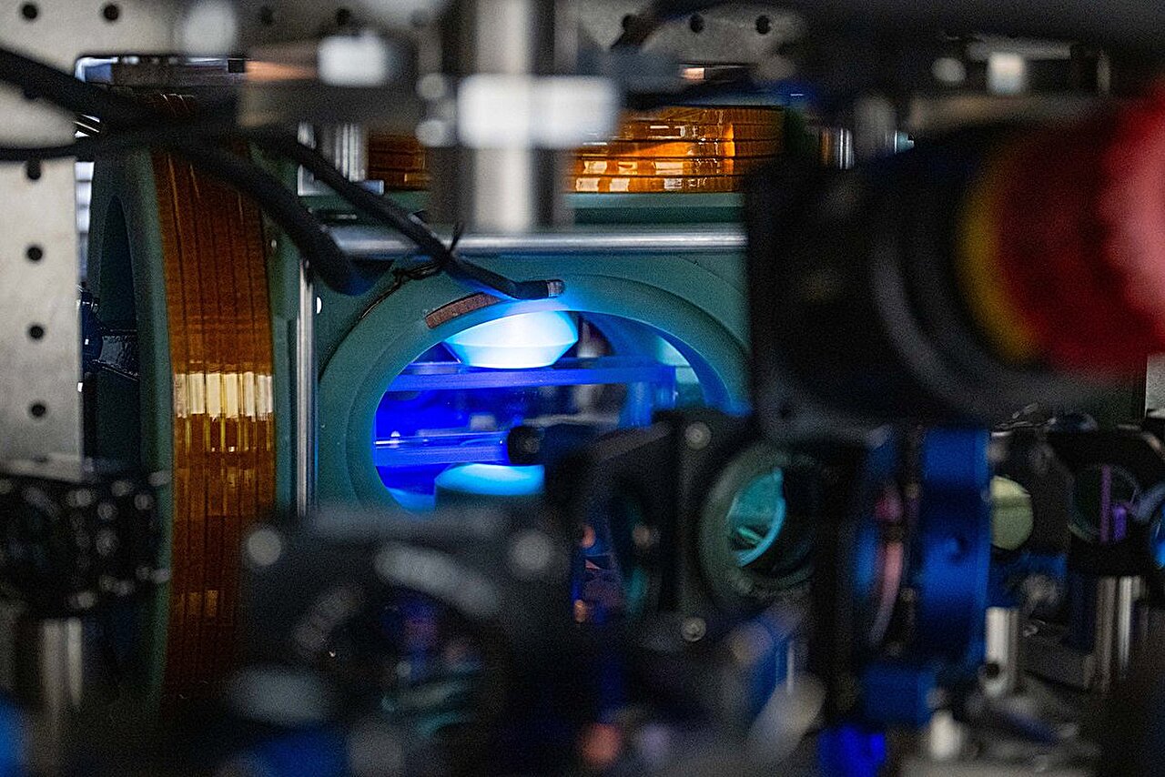 Vakuová komora pro experiment. Kredit: Caltech/Lance Hayashida.