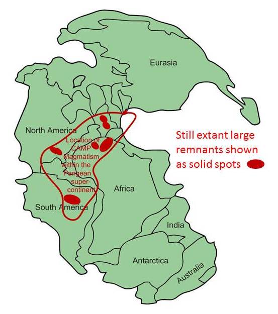 Rozsah magmatické provincie CAMP na mapě superkontinentu Pangey. S rozlohou asi 11 milionů km2 jde o jednu z největších struktur tohoto druhu na světě. K jejímu vzniku došlo právě na konci triasu, a to ve čtyřech velkých pulzech vulkanické aktivity, 