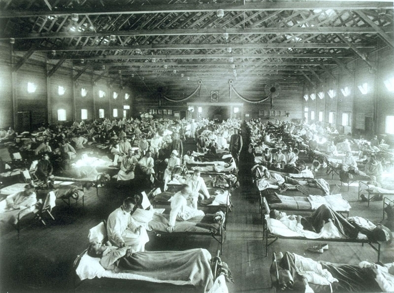 Američtí vojáci nemocní španělskou chřipkou na nemocničním oddělení v Camp Funston (Kansas).