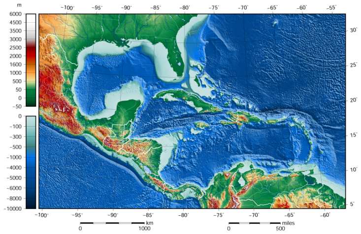 Mapa Mexického zálivu a Karibiku. Právě tato oblast byla před 66 miliony let zdaleka nejsilněji zasažena fyzikálními efekty dopadu planetky Chicxulub. Pohřbený kráter dnes leží zčásti pod horním cípem poloostrova Yucatán. Kredit: GLOBE/ETOPO1, Wikipe