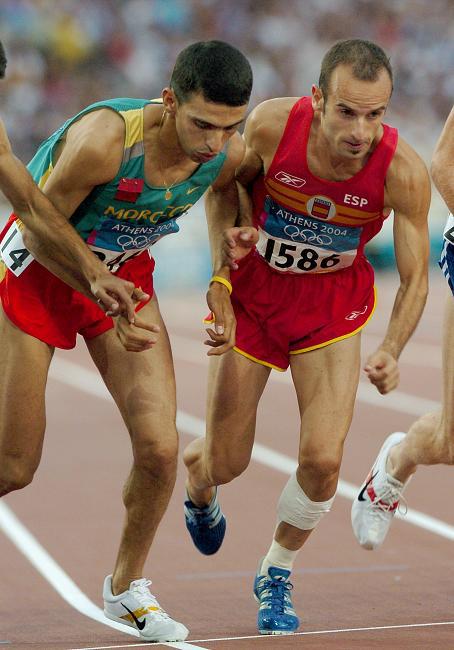 Famózní marocký běžec Hicham El Gouerrouj (vlevo) je dosud držitelem světových rekordů v běhu na 1500 metrů, 1 míli (1609,35 m) i 2000 metrů. V hale pak stále drží světové rekordy v bězích na 1500 metrů a 1 míli. Těchto fantastických výkonů dosáhl na