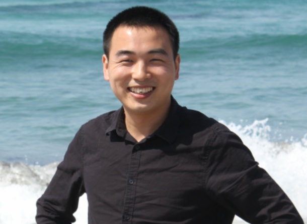 Chao Wang, chemik a odborník na polymery, hlavní dizajnér vakcinační náplasti. University of California, Riverside