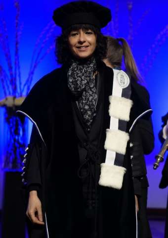 Emmanuelle Charpentier, francouzskĂˇ mikrobioloĹľka pĹ™i ceremonii udÄ›lovĂˇnĂ­ ÄŤestnĂ©ho titulu doktor honoris causa na univerzitÄ› KU Leuven v Belgii, v Ăşnoru 2016  (Kredit: KU Leuven)