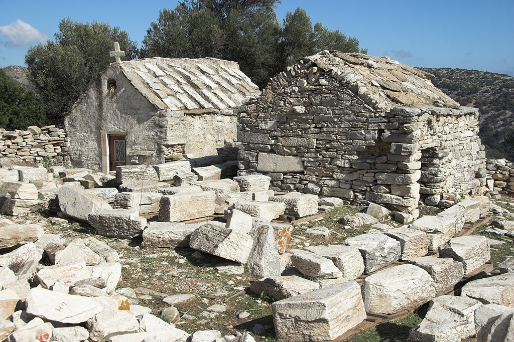 Zoodochos Pigi, kostelíky celé z kamenů. U Pyrgos Chimarou na Naxu. Kredit: Zde, Wikimedia Commons.