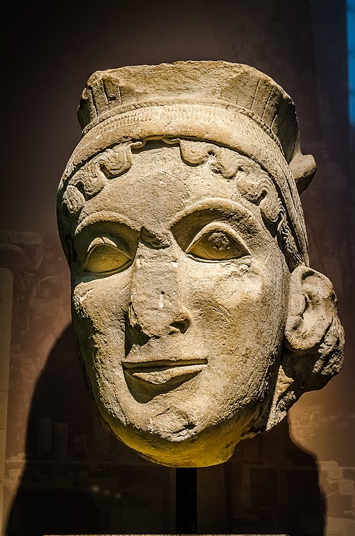 Hlava Héry ze sakrální sochy jejího chrámu v Olympii, 560 před n. l. Archeologické muzeum v Olympii. Kredit: Wikimedia Commons.