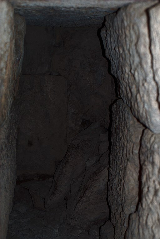 Zatarasená cesta k věštírně v podzemí opakovaně přestavovaného Apollónova chrámu v Delfách, u Dionýsova hrobu. Kredit: Wikimedia Commons.