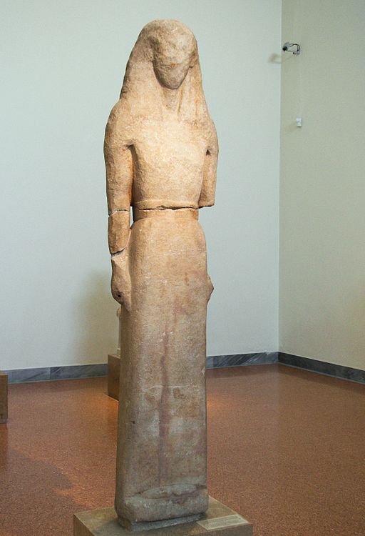 „Níkandra z Naxu Artemidě na Délos“, 650 před n. l. Národní archeologické muzeum v Athénách. Kredit: Wikimedia Commons.