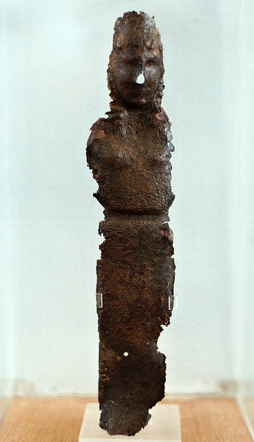 Artemis z bronzového plechu ze svatyně v Braurónu, xoanon, 7. století před n. l., muzeum v Braurónu (Vraone). Kredit: Wikimedia Commons