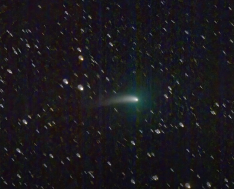 Tajemná, zeleně zářící kometa C/2022 E3 (ZTF) by měla být koncem ledna a začátkem února viditelná pouhým okem. Kredit: Hisayoshi Sato/NASA/YouTube  Další hezký snímek komety zde