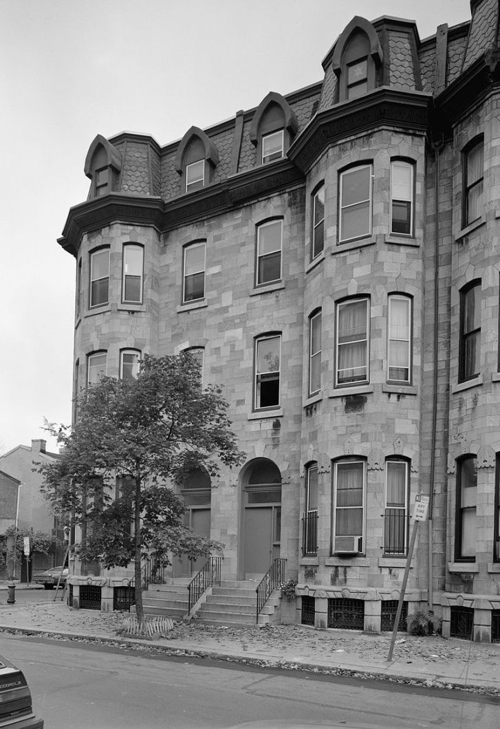 Copeova rezidence na Pine Street ve Filadelfii. Zde měl do roku 1897 uskladněnou část svých paleontologických sbírek. Kolosální obratel maraapunisaura však byl zřejmě uložen jinde, ve skladišti Memorial Hall ve Fairmontově parku. Kredit: Jack Boucher