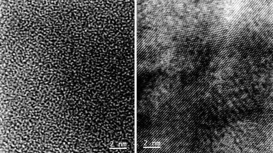 Vlevo amorfní struktura nové elektrody, vpravo krystalická struktura. Kredit: Argonne National Laboratory.