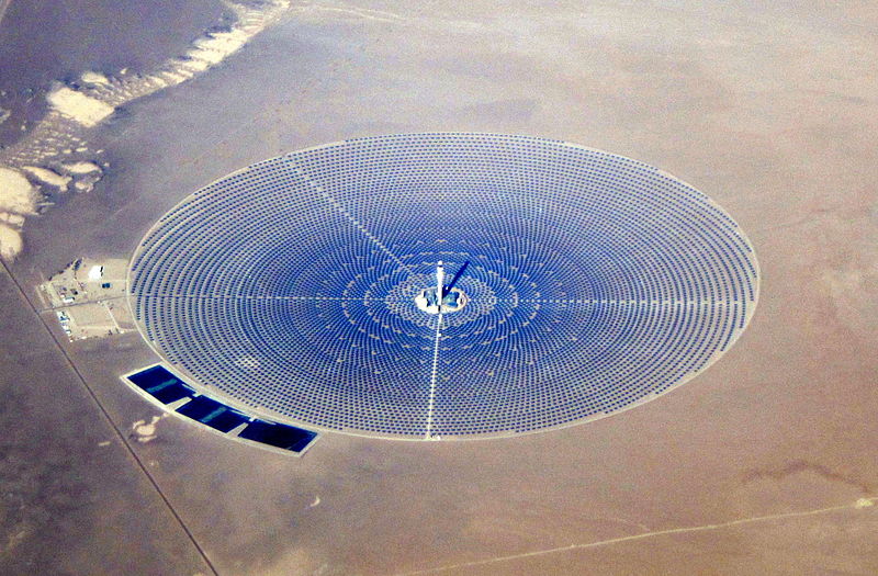 Crescent Dunes Solar Energy Project. Kredit: Amble / Wikimedia Commons.