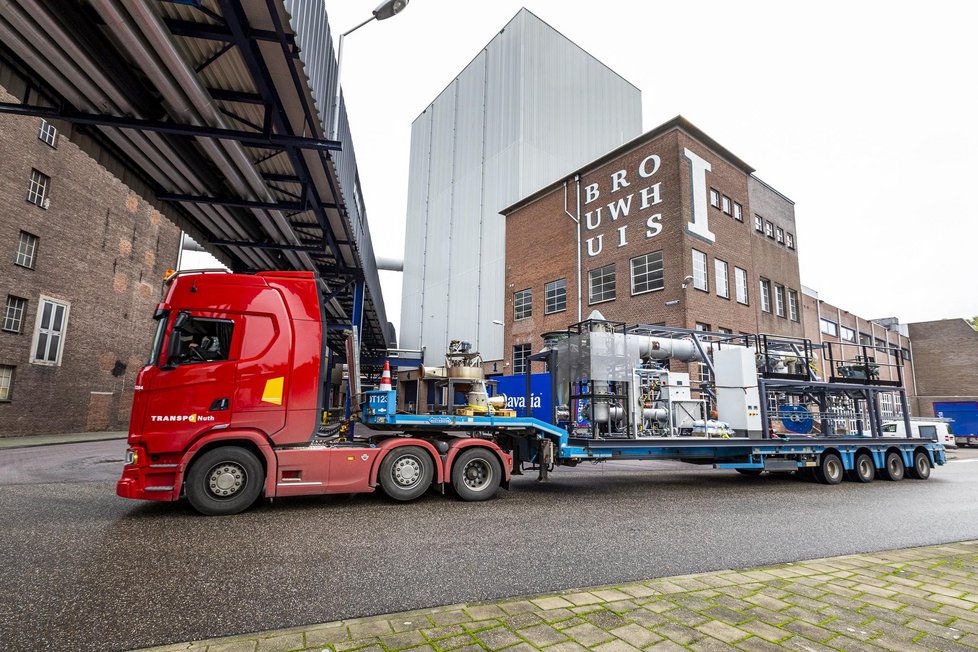 Systém pro spalování železného prachu přijíždí do pivovaru Brewery Bavaria. Kredit: Mees van den Ekart / TU Eindhoven.