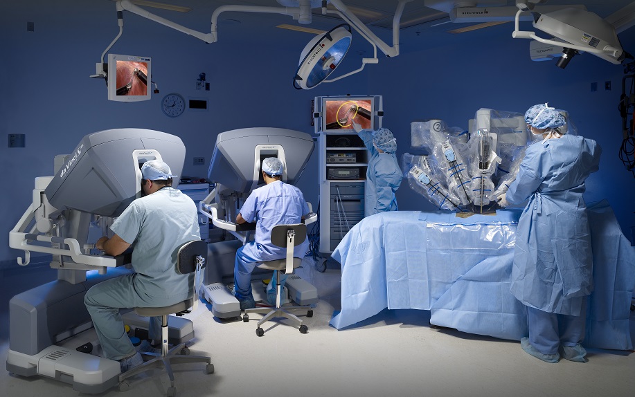 CelkovĂ˝ pohÄľad na pracovisko robotickej chirurgie. (Kredit:  Intuitive Surgical)
