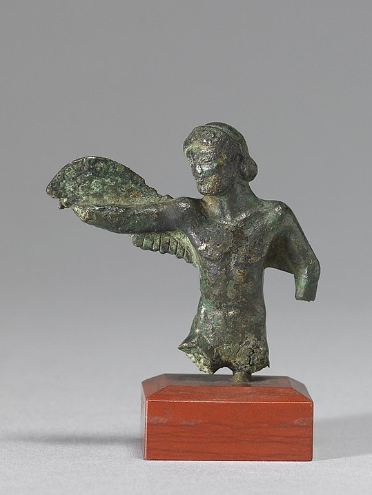 Ikaros nebo Daidalos. Drobný bronz, fragment vysoký 32 mm, 5. století před n. l. Walters Art Museum (Baltimore), 54.1037. Kredit: Walters Art Museum cooperation project, Wikimedia Commons. Licence CC 3.0.