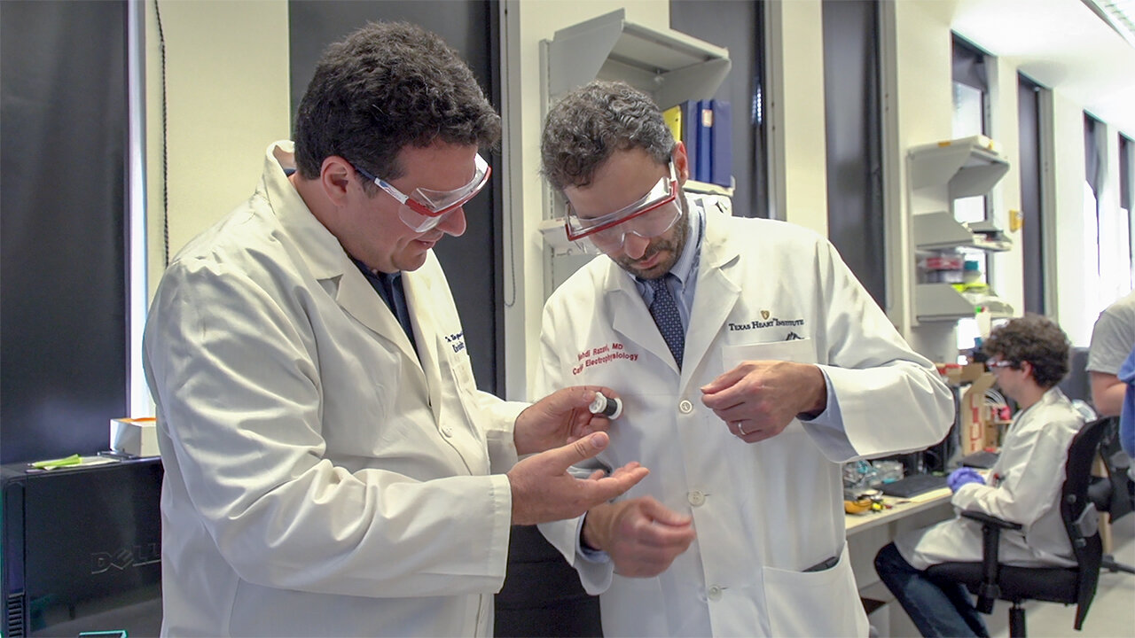 Matteo Pasquali, profesor na Rice University (vlevo) a Dr. Mehdi Razavi z Texas Heart Institute, při kontrole vlákna uhlíkových nanotrubek upravených v Pasqualiho laboratoři tak, že jsou vhodné k vytváření elektricky vodivých přemostění na srdečním s