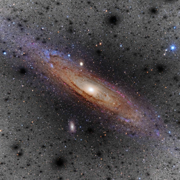 UmÄ›leckĂˇ vize chuchvalcĹŻ temnĂ© hmoty kolem MlĂ©ÄŤnĂ© drĂˇhy. Kredit: V. Belokurov, D. Erkal, S.E. Koposov (IoA, Cambridge). Photo: Color image of M31 from Adam Evans. Dark matter clumps from Aquarius, Volker Springel (HITS).