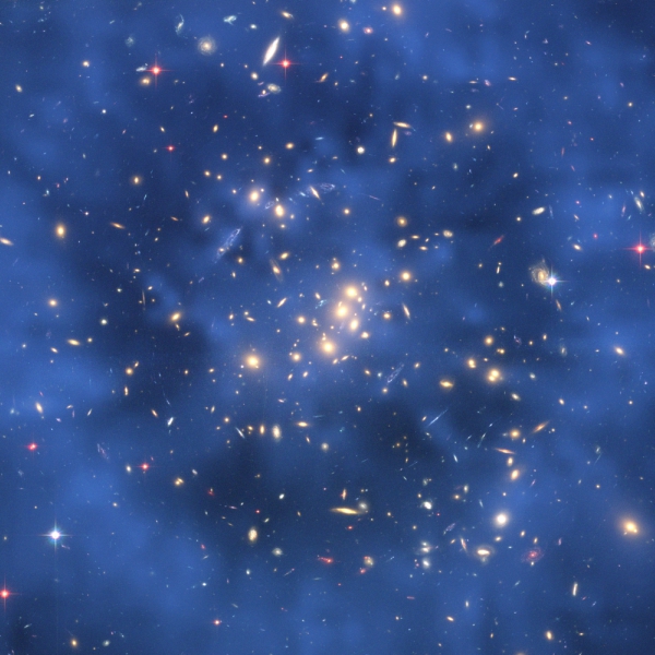 VysmĂ­vĂˇ se nĂˇm? ĂšdajnĂ˝ prstenec temnĂ© hmoty vÂ kupÄ› galaxiĂ­ Cl 0024+17. Kredit: NASA, ESA, M.J. Jee & H. Ford (Johns Hopkins University)