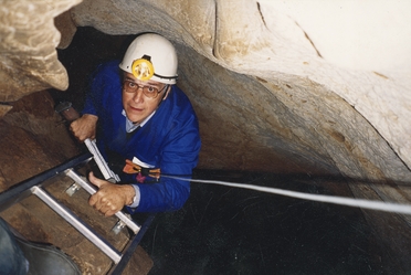 David Lewis-Williams při sestupu do jedné části jeskyně Chauvet. (Foto: Jean Clottes/Geoff Blundell, Wikipedia, CC BY-SA 3.0)