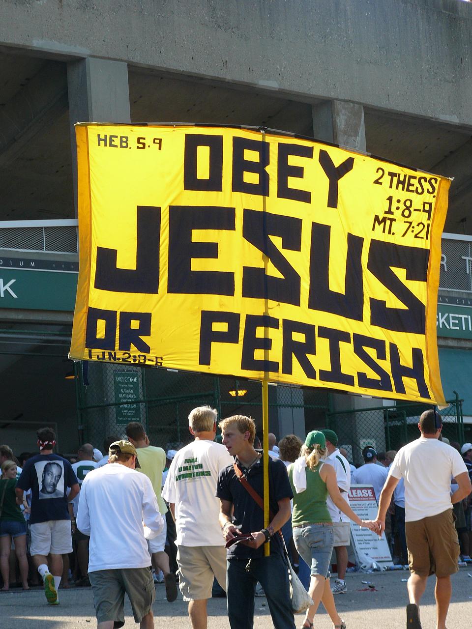 Demonstrant s heslem „poslouchej Ježíše nebo zhyň“. Fundamentalisté sami sebe vnímají jako oběti a že jim společnost vnucuje názory a postoje, které jsou v rozporu s jejich vírou. Snaží se společnost se svou víru spojit. V případě neúspěchu nich doch