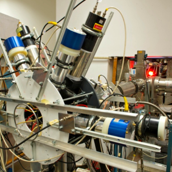 Elektron-pozitronovĂ˝ spektrometr, kterĂ˝ mÄ›l objevit novou ÄŤĂˇstici o hnmotnosti 17MeV. Kredit: MTA-Atomki.