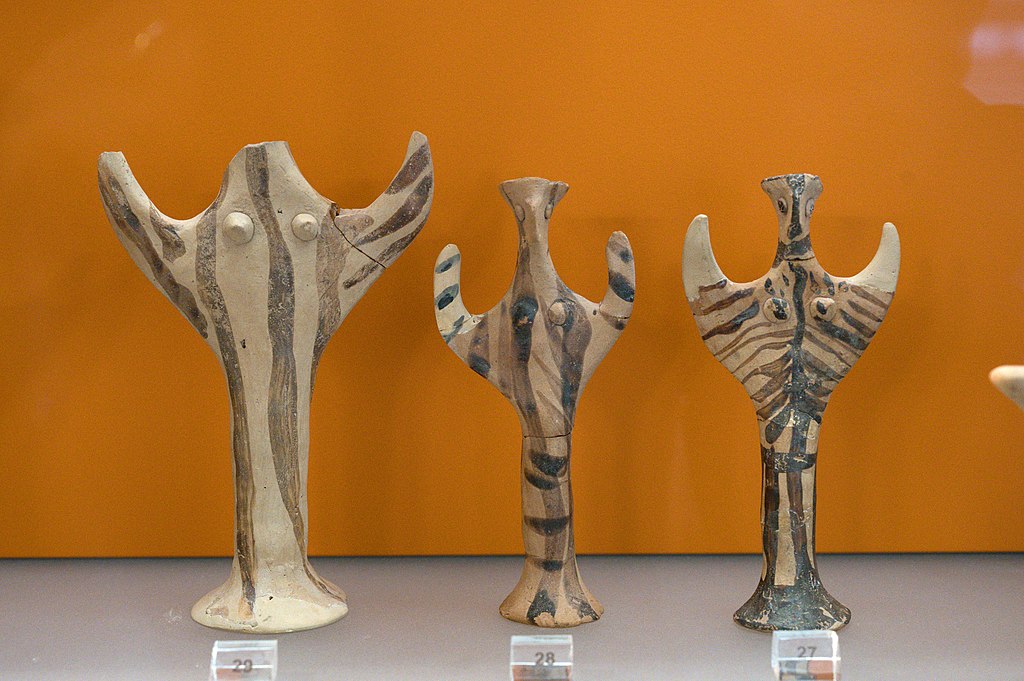 Figurky zvané Ptačí bohyně (tvaru Psí). Ze svatyně Athény Pronaia, 1400-1050 před n. l. Archeologické muzeum v Delfách. Kredit: Zde, Wikimedia Commons. Licence CC 4.0.