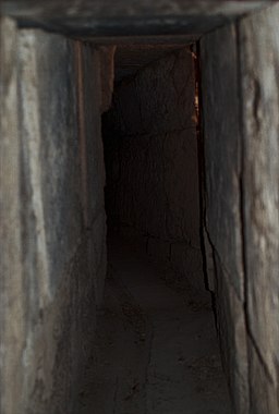 Marný pokus o cestu k Dionýsovu hrobu, tedy o sestup k delfské věštírně. Pod Apollónovým chrámem v Delfách, stav r. 2000. Kredit: Zde, Wikimedia Commons. Licence CC 4.0.