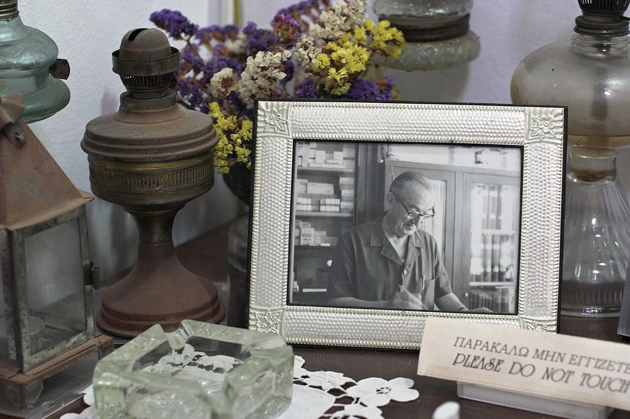 Ioannes Dellarokas. Fotografie z lékárny vystavovaná v Benátském muzeu na Naxu. Kredit: Zde, Wikimedia Commons. Licence CC 3.0