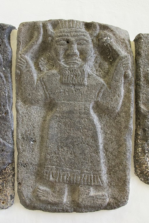 Deska z chrámu paláce v Tell Halaf (SV Sýrie u hranice s Tureckem), 9. století před n. l. Reliéf Kumarbiho nebo boha analogického s Kumarbim, kdysi mnohem dříve byl hlavním bohem Churritů. V rukou drží srp a mužství svého otce. (Viz chetitský epos Vl