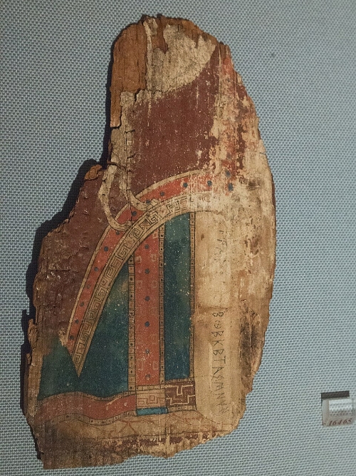 Malba na dřevě nalezená v jeskyni u obce Pitsa nedaleko Sikyónu, 540-500 před n. l. NAMA 16465. Zlomek desky široký 14 cm a vysoký 23,3 cm. Kredit: Zde, Wikimedia Commons. Licence CC 4.0.
