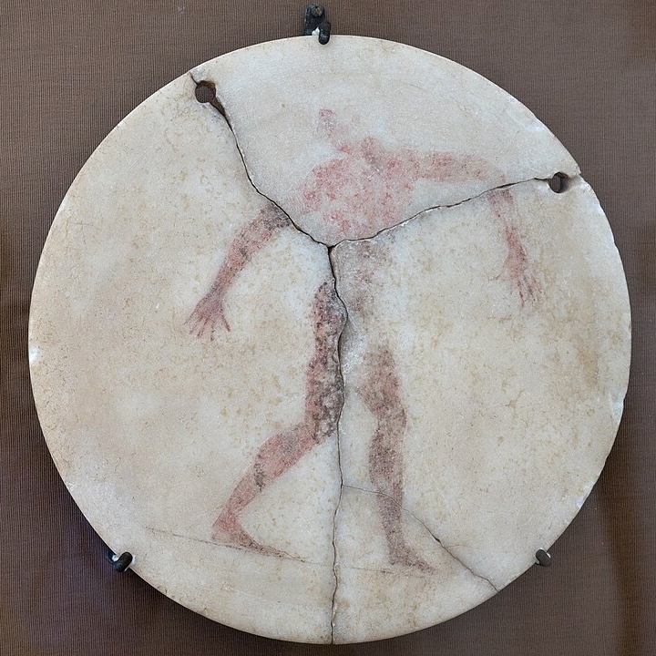 Mramorový disk, na kterém je diskobolos namalovaný červeně, vlasy měl zlaté, 450 před n. l. Archeologické muzeum na Paru, A1168. Kredit: Zde, Wikimedia Commons. Licence CC 4.0.