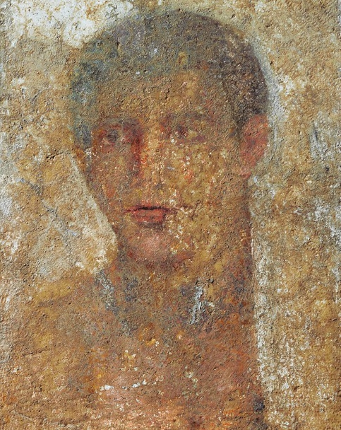 Náhrobní stéla s portrétem mladého muže, malba enkaustikou na mramoru. Théby, 1. století před n. l. Archeologické muzeum v Thébách. Kredit: PericlesofAthens, Wikimedia Commons. Public domain.