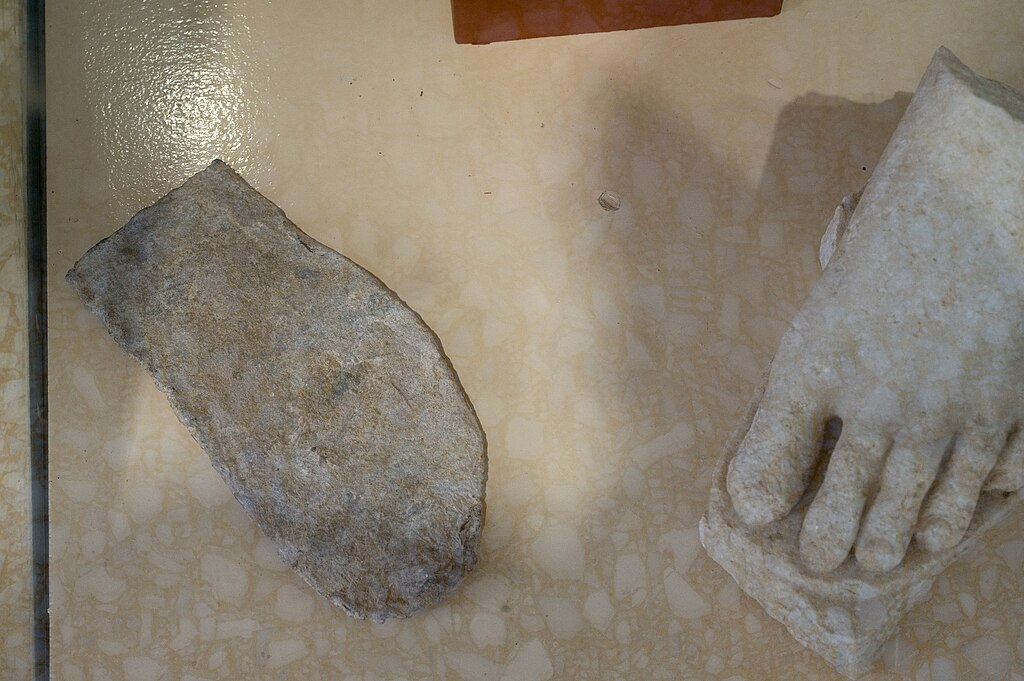 Olověná deska k usnadnění pevného umístění sochy na podstavec. Archeologické muzeum na Paru, místnost B. Kredit: Zde, Wikimedia Commons. Licence CC 4.0.